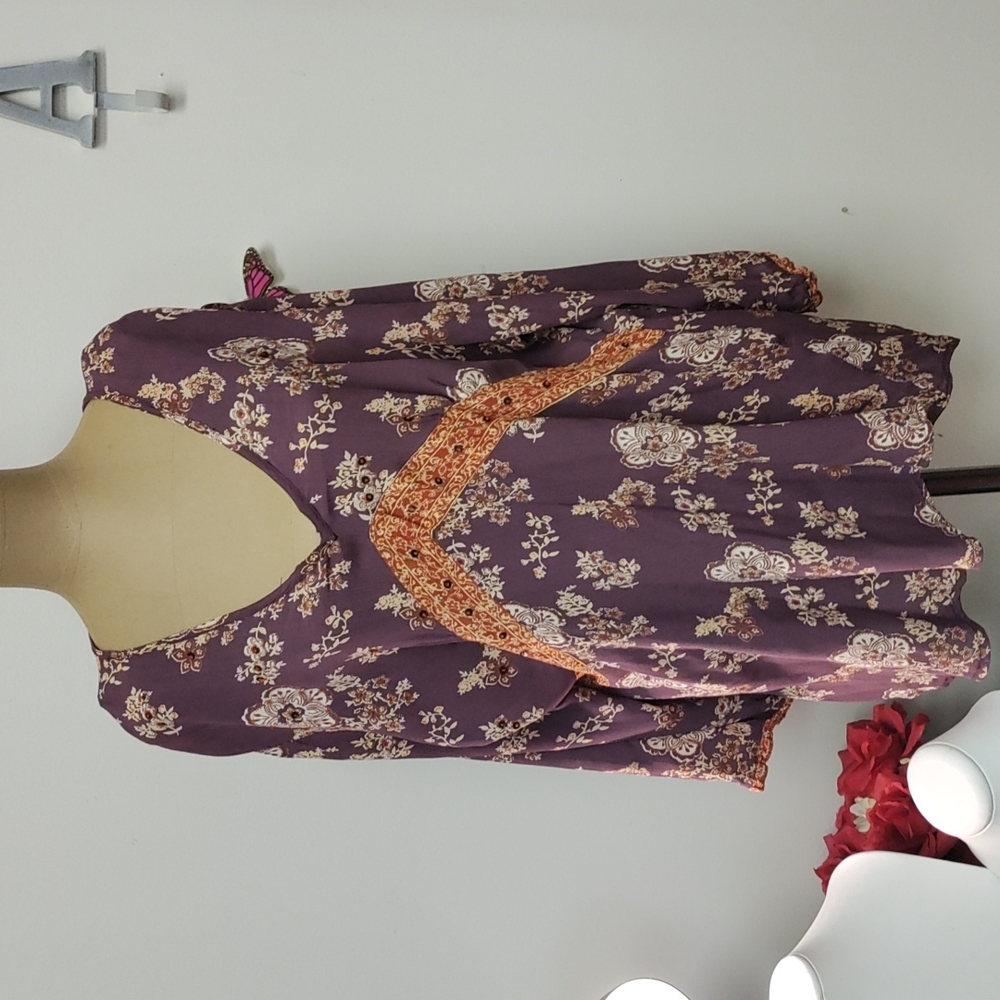 Quizz Woman Purple and cream colored blouse